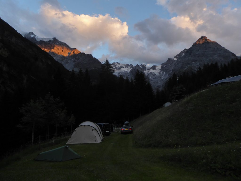 Campingplatz unterhalb der Passhöhe des Stilfserjochs Zelten unterhalb der Passhöhe des Stilfserjochs