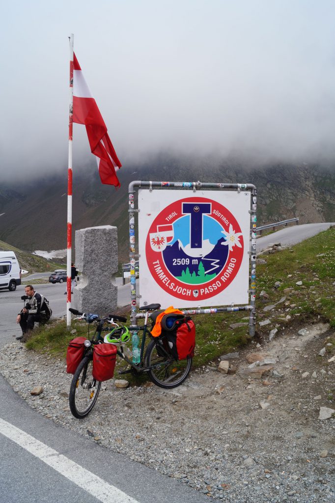 Fahrrad auf der Passhöhe des Timmelsjochs im Nebel Fahrrad auf der Passhöhe des Timmelsjochs im Nebel