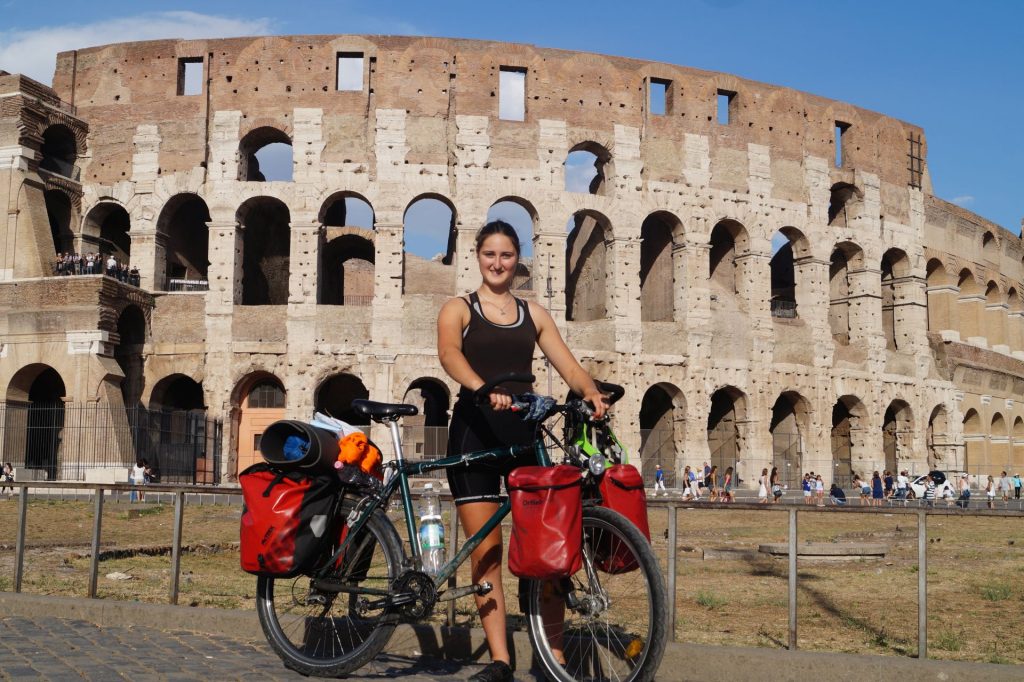 Svea Venus mit Fahrrad am Kolosseum in Rom Svea Venus mit Fahrrad am Kolosseum in Rom