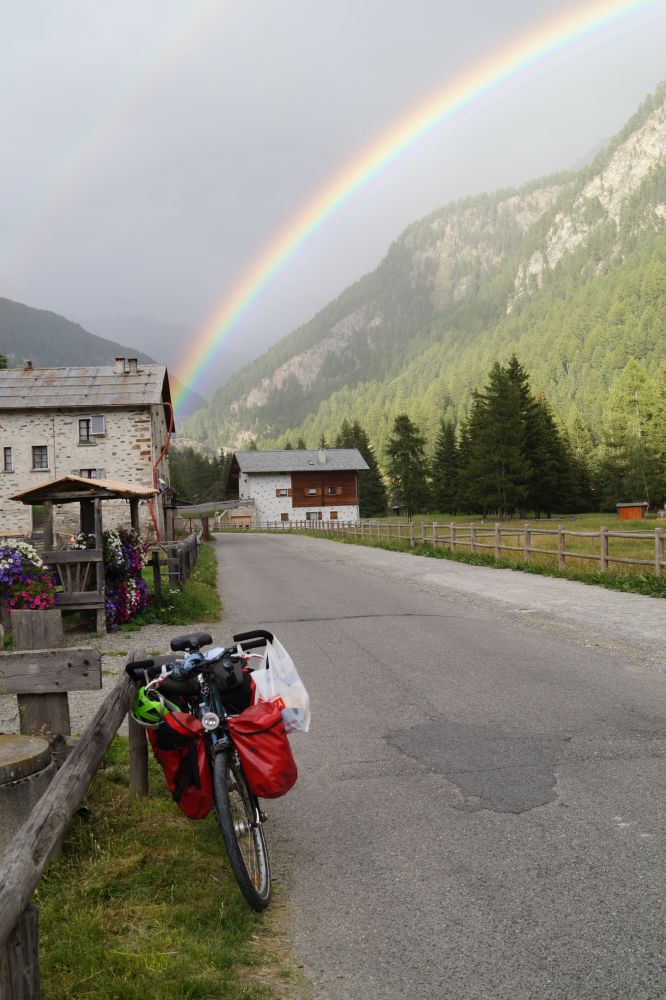 Fahrrad auf Bergstraße und Regenbogen Fahrrad auf Bergstraße und Regenbogen