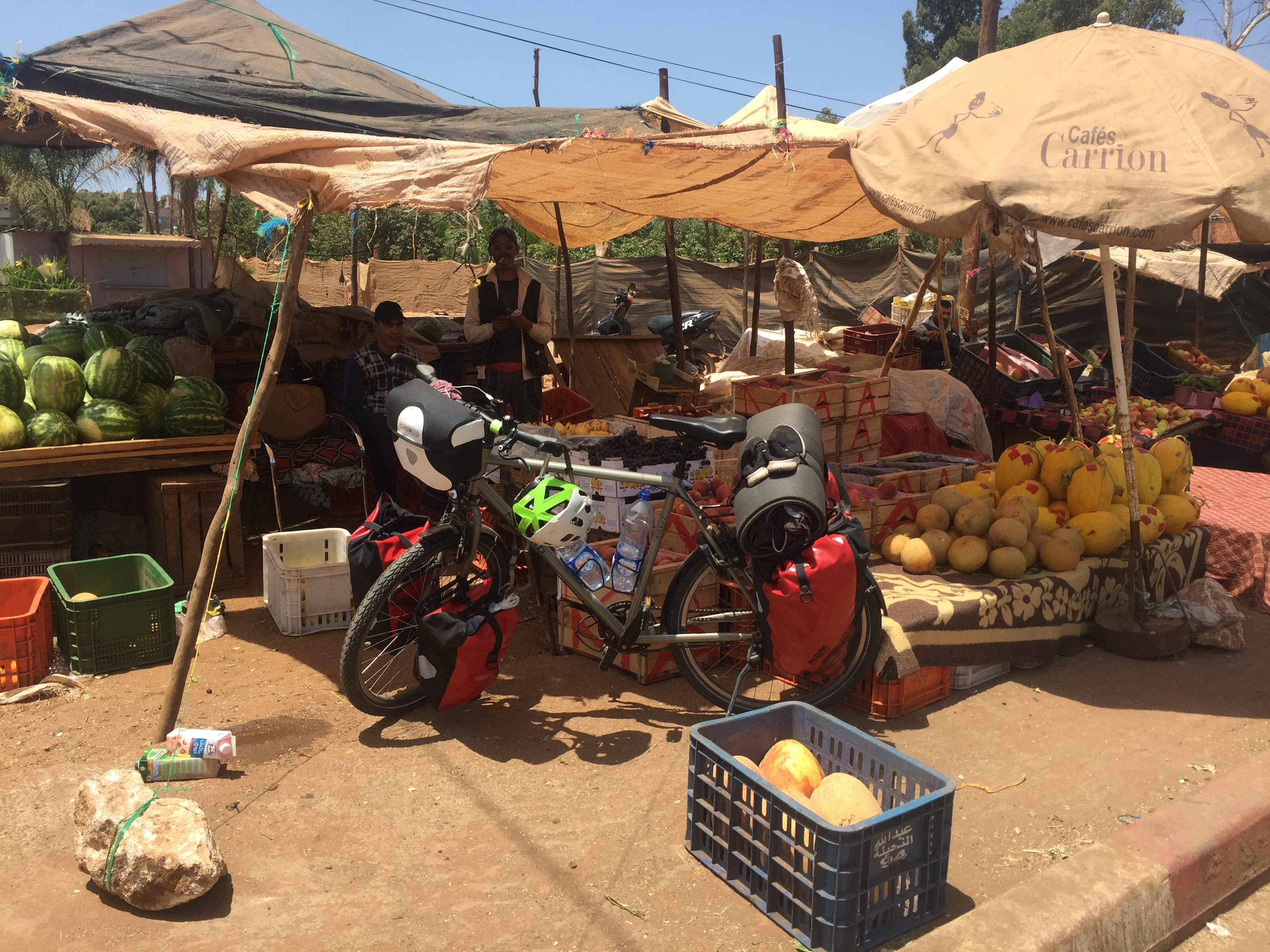 Mittendrin in einem marokkanischen Marktgewirr Mittendrin in einem marokkanischen Marktgewirr